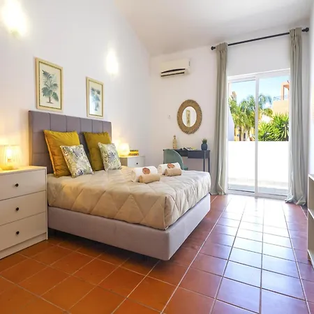 Villa In Quarteira Near Vilamoura Beach Quarteira