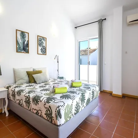 Villa In Quarteira Near Vilamoura Beach Quarteira